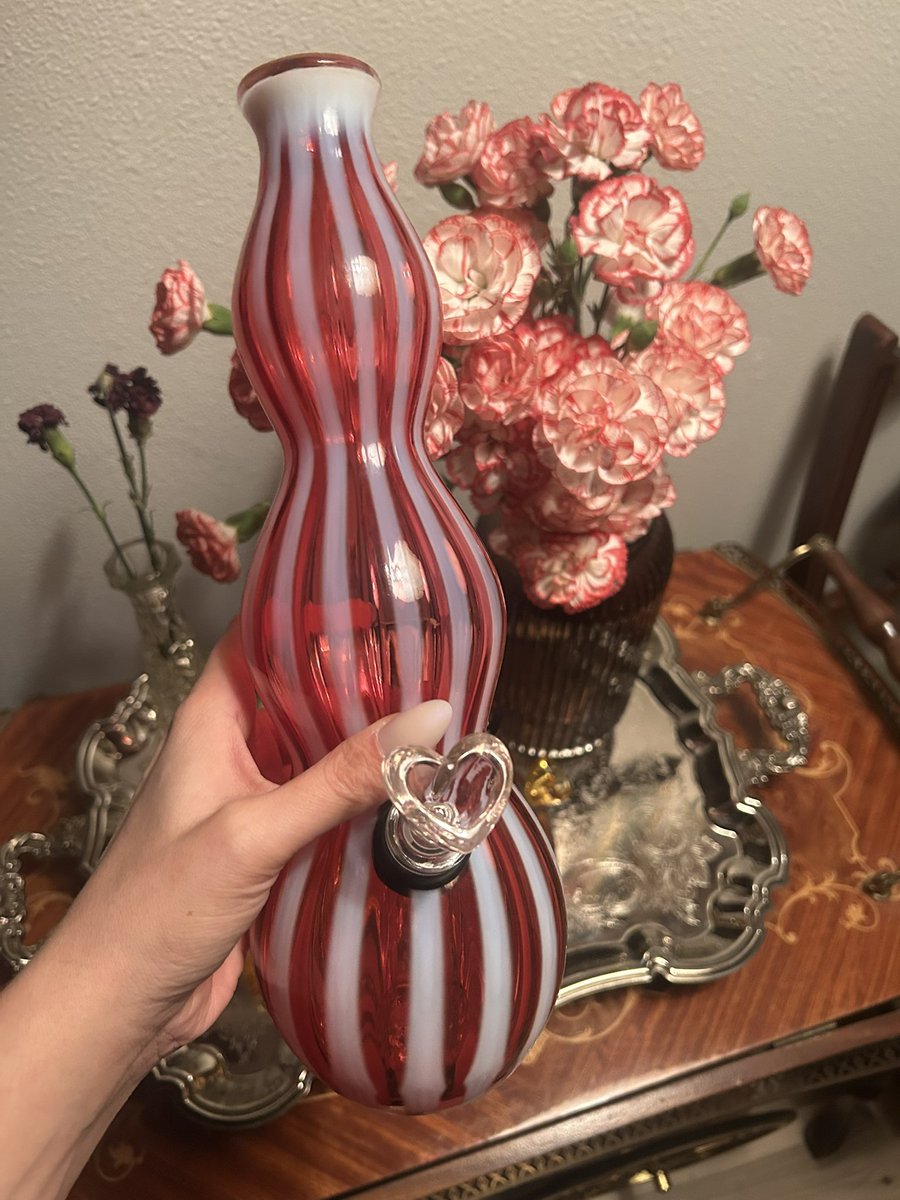Too pretty to smoke out of🎀