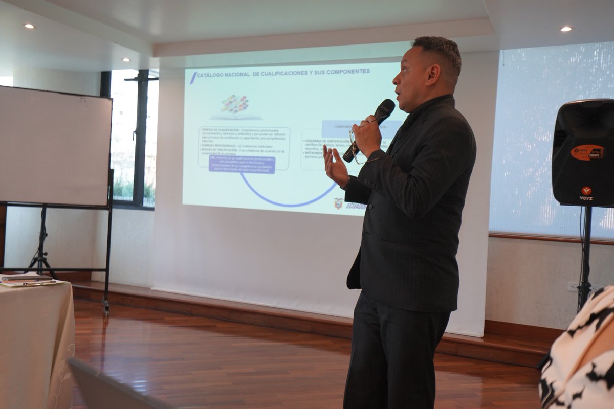 DGAC_Ecuador's tweet photo. Personal de la @DGAC_Ecuador presentes en las mesas técnicas convocadas por el @AgriculturaEcu, con el apoyo del @MinTrabajoEc. El objetivo brindar soporte técnico para construir el perfil y esquema para la certificación de aeronaves no tripuladas en fumigación agrícola. https://t.co/1GOXZYiN47