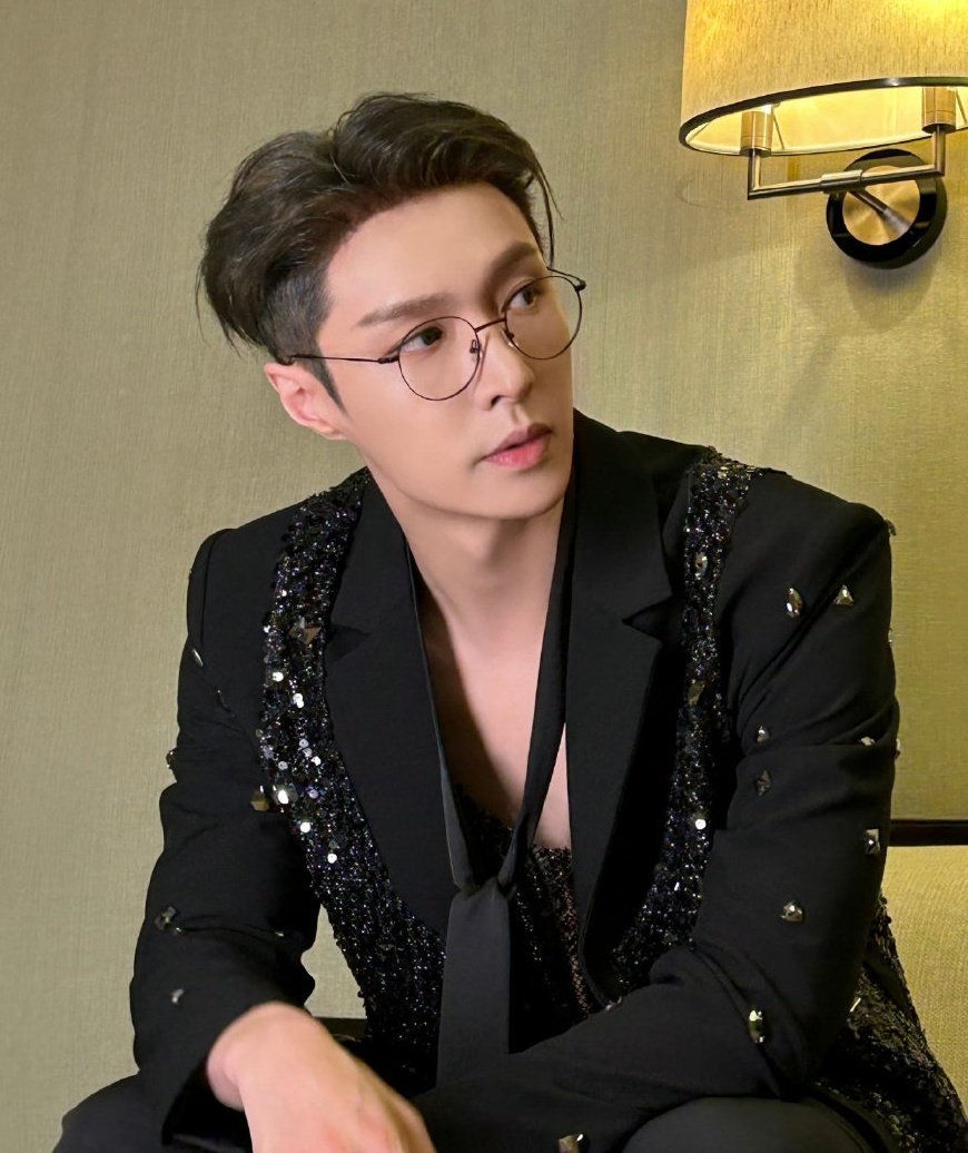 kpoppingcom's tweet image. #EXO's #LayZhang is confirmed to produce the upcoming album for rookie group #NouerA. He is reportedly overseeing the entire creative direction for the comeback.

Read the details:
kpopping.com/community/exos…