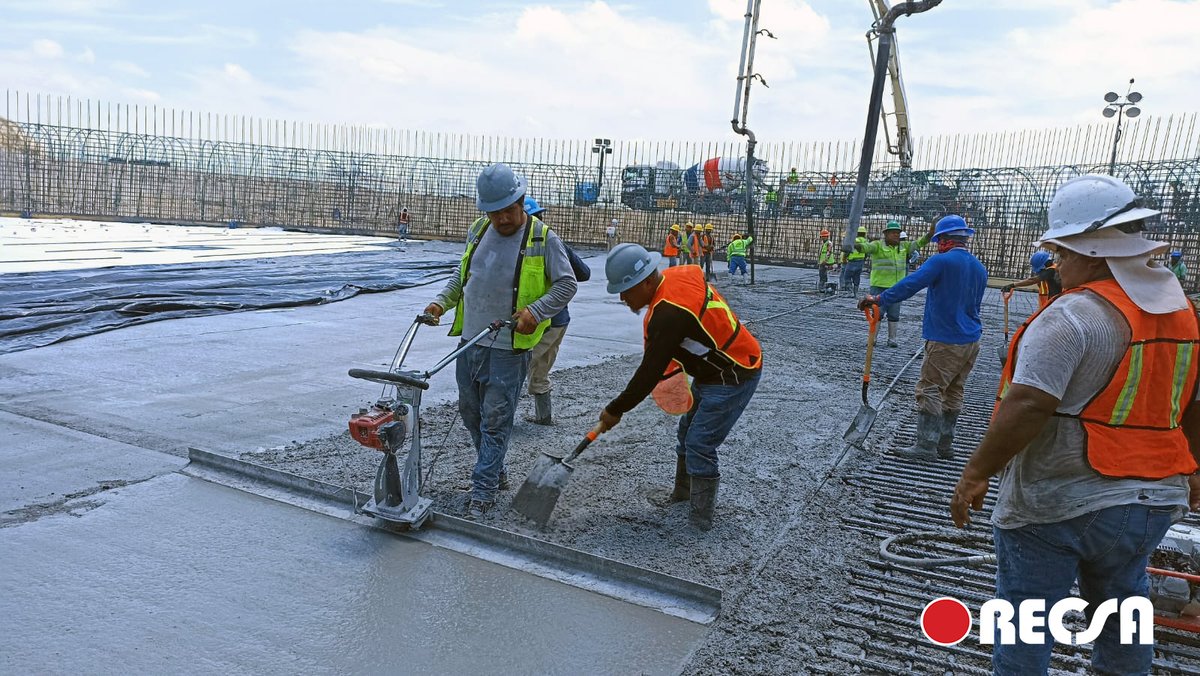 RECSA_MX's tweet photo. En #RECSA tenemos claro que las grandes obras no se logran solas: se construyen con personas.
 
La familia #RECSA está integrada por equipos técnicos, operativos y administrativos que comparten compromiso, profesionalismo y orgullo por su trabajo.

Cada proyecto es el resultado del esfuerzo colectivo, la confianza y el trabajo en equipo.
 
Porque construir infraestructura también es construir identidad y pertenencia.

#FamiliaRECSA #TrabajoEnEquipo #OrgulloRECSA #Ingeniería #Construcción