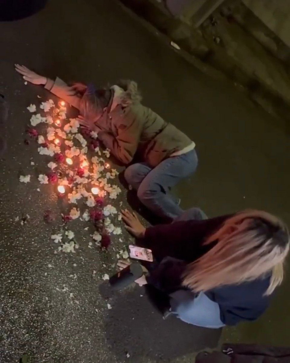 دو تا دختر اومدن تو خیابون، جایی که پدرشون جاوید نام شده رو گل بارون کردن و همونجا خوابیدن و گریه میکنن💔
#جاوید_شاه