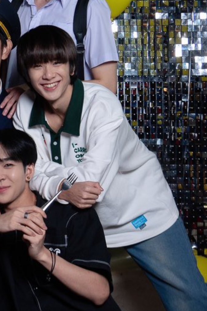 Narakmakmakloe3's tweet image. เข้าบริษัทปีแรก                                     ปีต่อมา
#savewrg