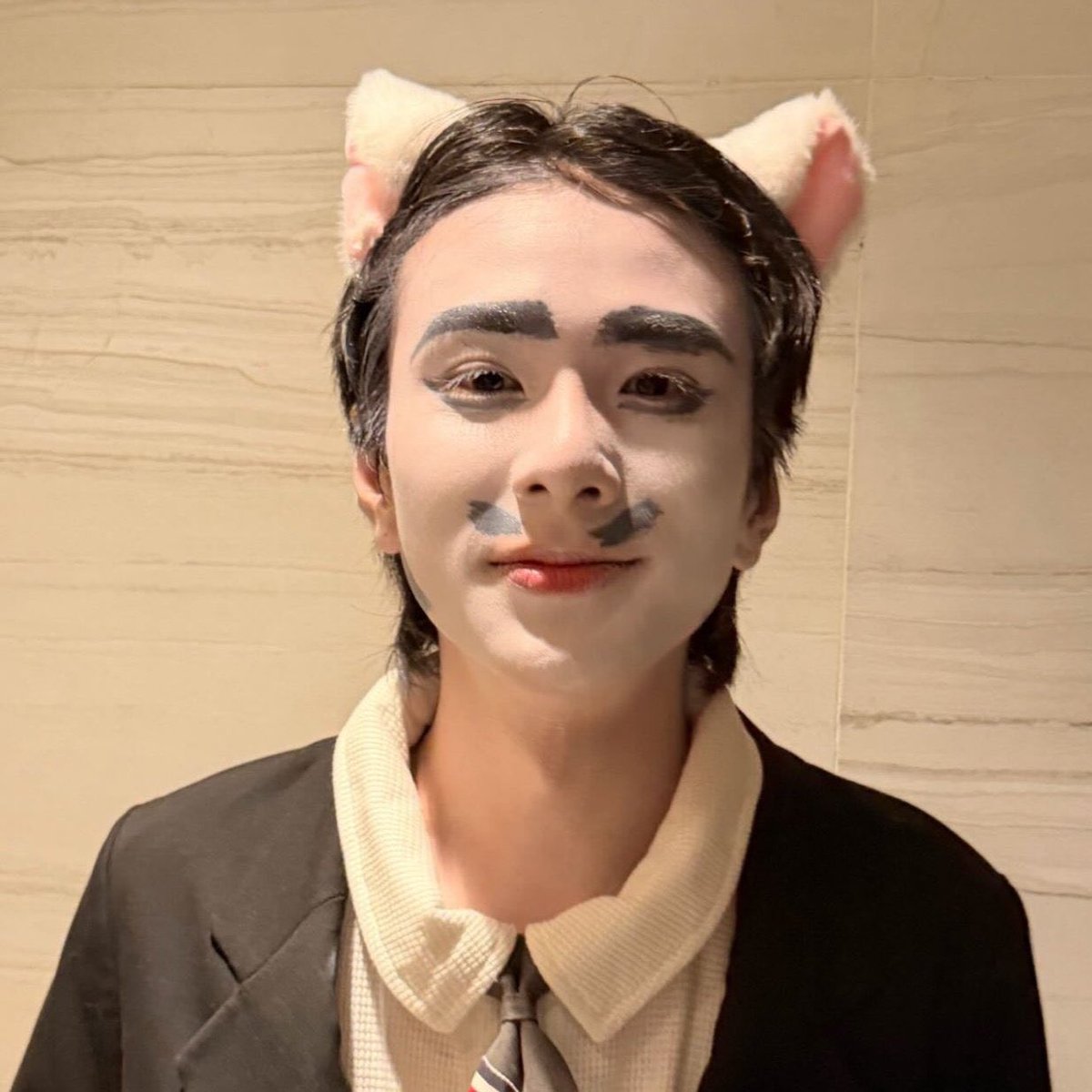 Narakmakmakloe3's tweet image. เข้าบริษัทปีแรก                                     ปีต่อมา
#savewrg