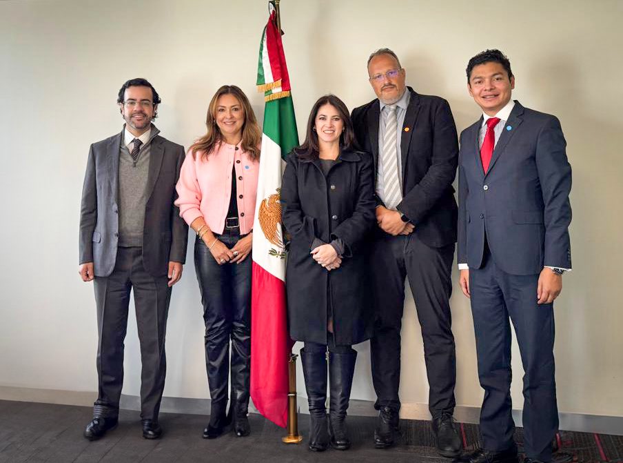 AMEXCID's tweet photo. Junto con la @SE_mx sumamos esfuerzos 🤝 para diseñar estrategias de apoyo que fortalezcan el tejido empresarial mexicano 🛠️💼, impulsando capacidades productivas y oportunidades de crecimiento sostenible.

La cooperación interinstitucional es clave para potenciar a nuestras empresas y contribuir al desarrollo económico del país 📈🇲🇽. 

Desde la #AMEXCID, consideramos que cooperar es fundamental para el crecimiento de las naciones.