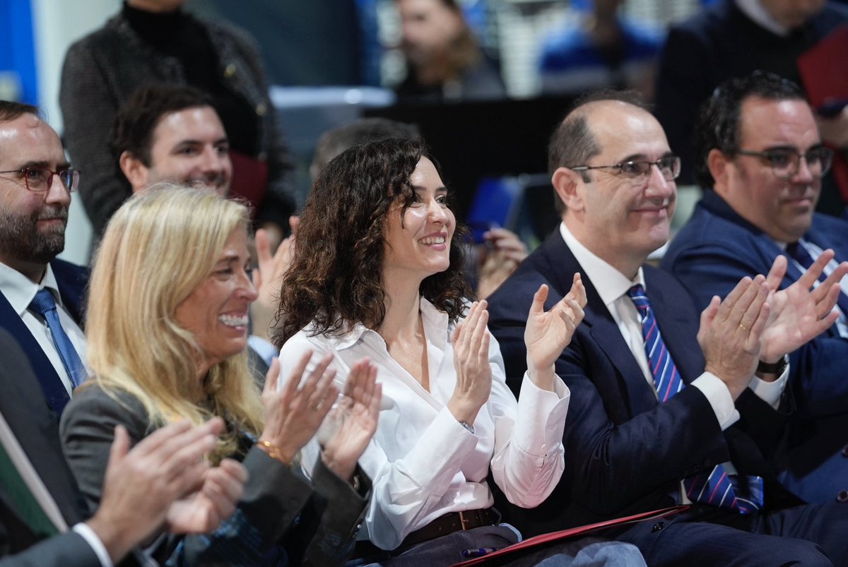 🚁 La presidenta <a href="/IdiazAyuso/">Isabel Díaz Ayuso</a> ha presentado hoy la primera Estrategia de Impulso del Ecosistema de Drones de la @comunidadmadrid.

📊 Busca situar a la región como líder en este sector, cuyo mercado mundial podría alcanzar los 57.800 millones de dólares en el año 2030.