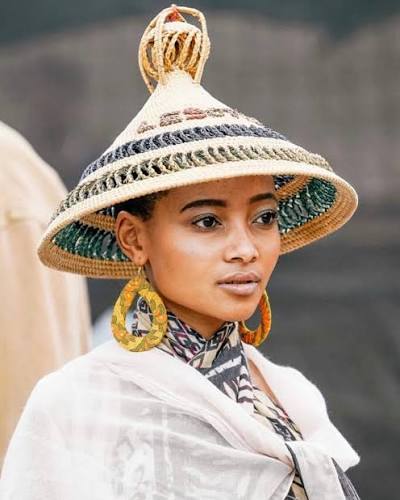 24) Y para cerrar este hilo, algo interesante de la bandera.
Hasta 2006, la enseña nacional mostraba un escudo, una lanza y un garrote.

Ese año -40 aniversario de la independencia- se cambió: ahora hay un mokorotlo (sombrero local) para mostrar que Lesotho es un país de paz.