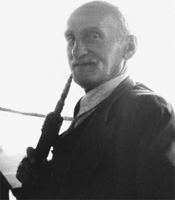 Geçimini "hayat kadını" olarak kazanan bir kadın ölünce cenazesi musalla taşına konur.
Ama imam cenaze namazını kıldırmak istemez..
Mesele büyür ve Trabzon müftülüğüne intikal eder. Müftü telaşlanır ve Cansız hocaya haber verilir...
Cansız hoca imama sorar;
-Bu kadının cenaze