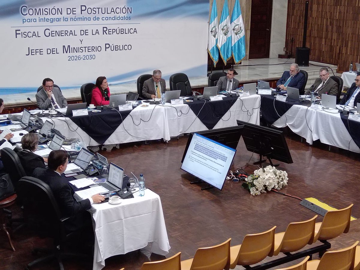 #EnElPaísDCA | Se desarrolla la segunda reunión de la Comisión de Postulación para integrar la nómina de candidatos a Fiscal General de la República y jefe del <a href="/MPguatemala/">MP de Guatemala</a>. Los comisionados discuten los requisitos que deben cumplir los aspirantes; un punto a discusión es si se