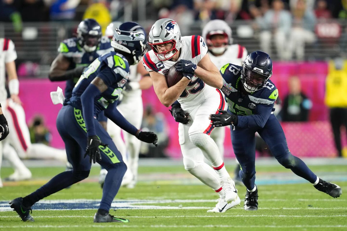 Una posición que se debe reforzar y de la que poco se habla, es la de TE.

Austin Hooper y Hunter Henry son una dupla cumplidora, pero hasta ahí. La ofensiva necesita un TE explosivo, capaz de bloquear y con manos seguras.