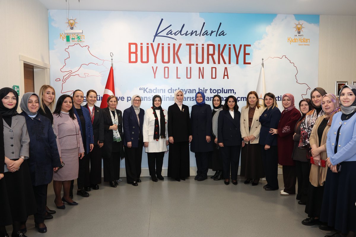 Kadın ve Demokrasi Vakfı (KADEM) Mütevelli Heyet Başkanı Sn. Sümeyye Erdoğan Bayraktar, Yönetim Kurulu Başkanı Av. Dr. Canan Sarı ve yönetim kurulu üyeleriyle Genel Merkez Kadın Kolları Başkanlığımızda bir araya geldik. 

“Varoluşta eşitlik, sorumlulukta adalet” ilkesini şiar