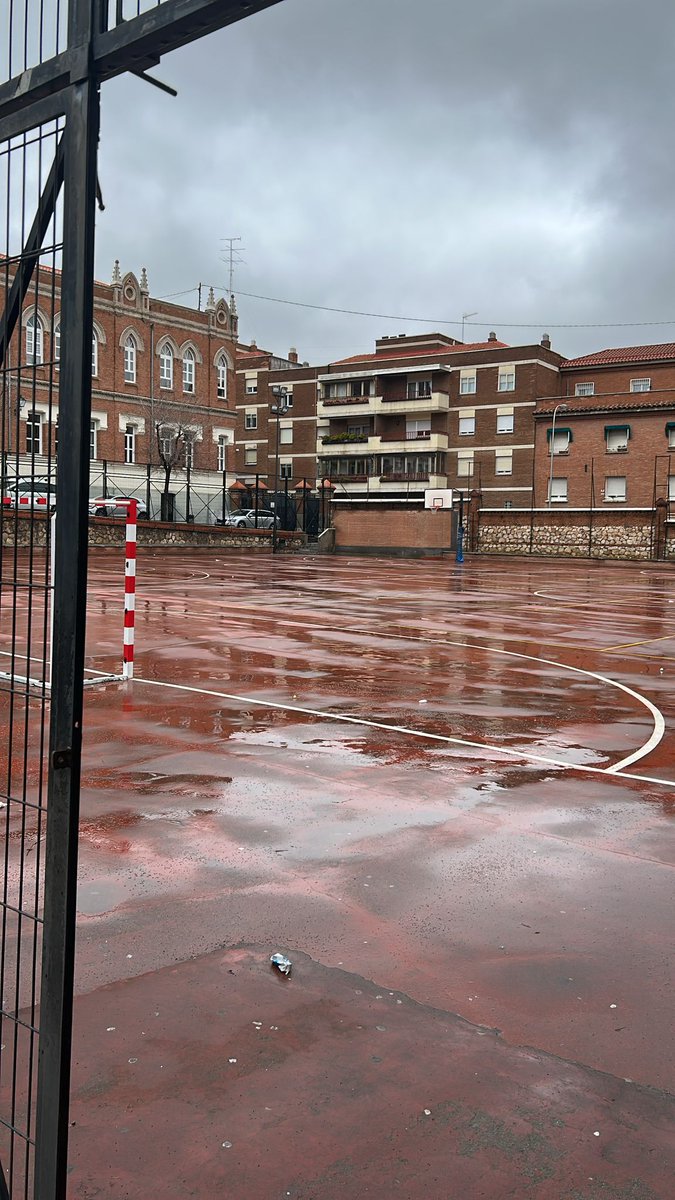 Este año el invierno nos está complicando demasiados entrenos, volvemos a tener los campos encharcados. Yo creo que el CD Caldeiro necesita y se merece un pabellón cubierto. 
Déjanos un mensaje si piensas igual que nosotros o ideas de qué pabellones cercanos deberíamos considerar