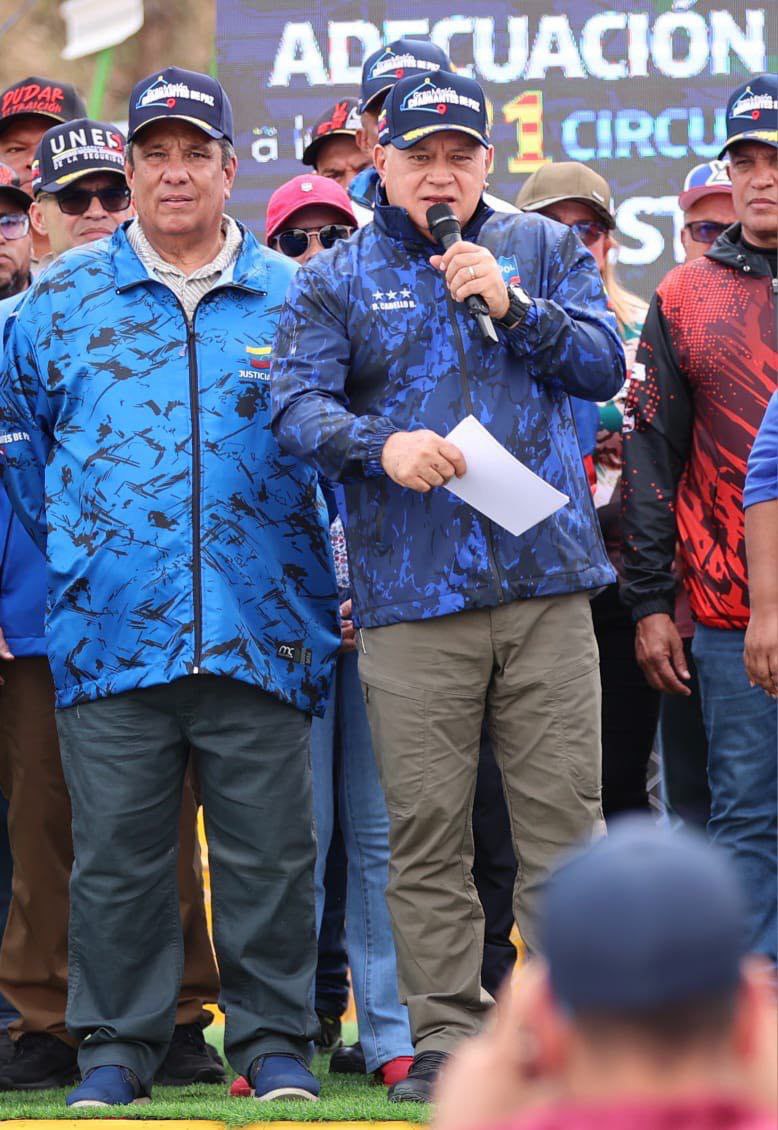 ConElMazoDando's tweet photo. #12AñosConElMazoDando | El vicepresidente sectorial de Política, Seguridad Ciudadana y Paz, Diosdado Cabello Rondón, resaltó este martes que se realizó la entrega de un total de 55 patrullas y  442 unidades motorizadas para seguir garantizando la paz y estabilidad del Pueblo en el estado Trujillo.

“Se están entregando 55 unidades patrulleras, carros, camionetas, en este caso para el estado Trujillo (…) pero también estamos entregando 442 unidades motorizadas que van a estar aquí”, expresó durante la Adecuación de los Cuadrantes de Paz en la entidad andina.

Asimismo, indicó que también se está entregando un total de 221 equipos telefónicos, los cuales “tienen conexión con el 911, con los organismos de seguridad del Estado”, con el objetivo de que si ocurre algo en la comunidad se pueda llamar desde el Cuadrante de Paz para atender al Pueblo.

Resaltó que la entrega de estas patrullas y equipos se realiza gracias a un gran esfuerzo conjunto entre el Gobierno Nacional y Municipal, para seguir garantizando la paz y la seguridad de todos los venezolanos y venezolanas.

@dcabellor 

#10Feb