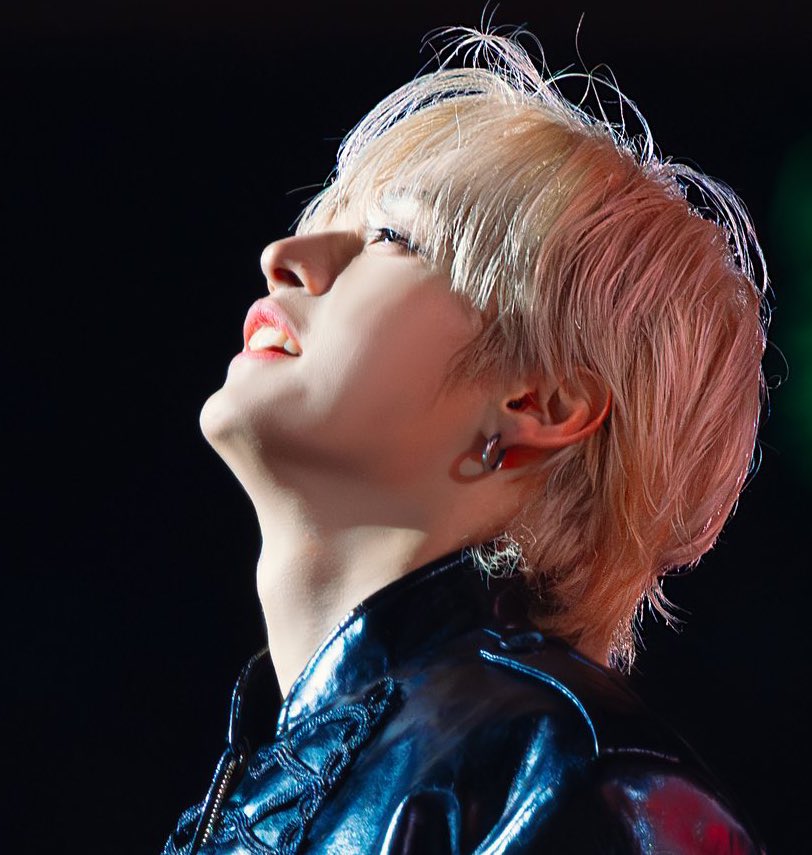 THIS  PICTURE OF LEEKNOW ON STAGE 🥹🥹 his smile ☹️😭