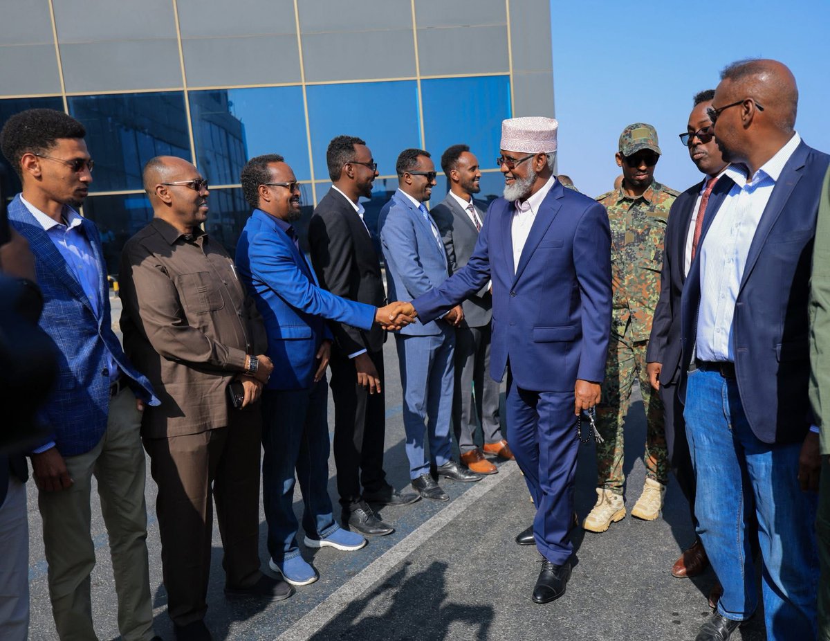 Cabdalleaxmed's tweet image. DHACDOOYINKII MAANTA #JUBALAND KA QABSADAY GUDAHA GAROONKA #MUQDISHO

Xilli ay maanta Garoonka Diyaaradaha #Muqdisho ka degayeen wafdiga #Jubaland ee Madaxweyne Axmed Madoobe, waxaa ka dhacay dhowr dhacdo oo kooxda Xasan iyo Xamse ay doonayeen inay ku carqaladeeyaan imaanshaha