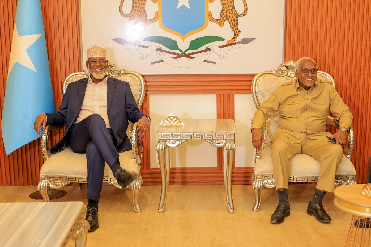 Cabdalleaxmed's tweet image. DHACDOOYINKII MAANTA #JUBALAND KA QABSADAY GUDAHA GAROONKA #MUQDISHO

Xilli ay maanta Garoonka Diyaaradaha #Muqdisho ka degayeen wafdiga #Jubaland ee Madaxweyne Axmed Madoobe, waxaa ka dhacay dhowr dhacdo oo kooxda Xasan iyo Xamse ay doonayeen inay ku carqaladeeyaan imaanshaha