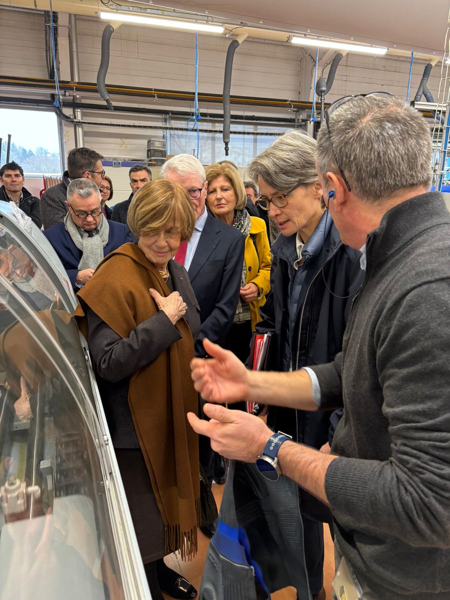 Image de Préfète de la Loire - 🟦 ⬜ 🟥 Ce mardi, la préfète de la Loire, Muriel Nguyen, a remis le prix I-Demo Régionalisé à la PDG