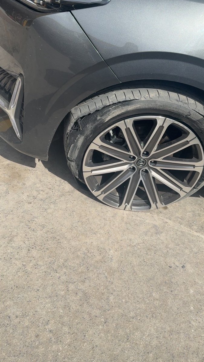 يازين عيالنا والله انشق علي الكفر ووقف واحد يساعدني 
وراح يدور لي كفر لان البنشري ماكان عنده المقاس حق الكفر حقي
وانا انتظر كنت اتذكر المقطع اللي تقول شعبنا كيوت وتصيح وصحت زيها. 🤣🤣