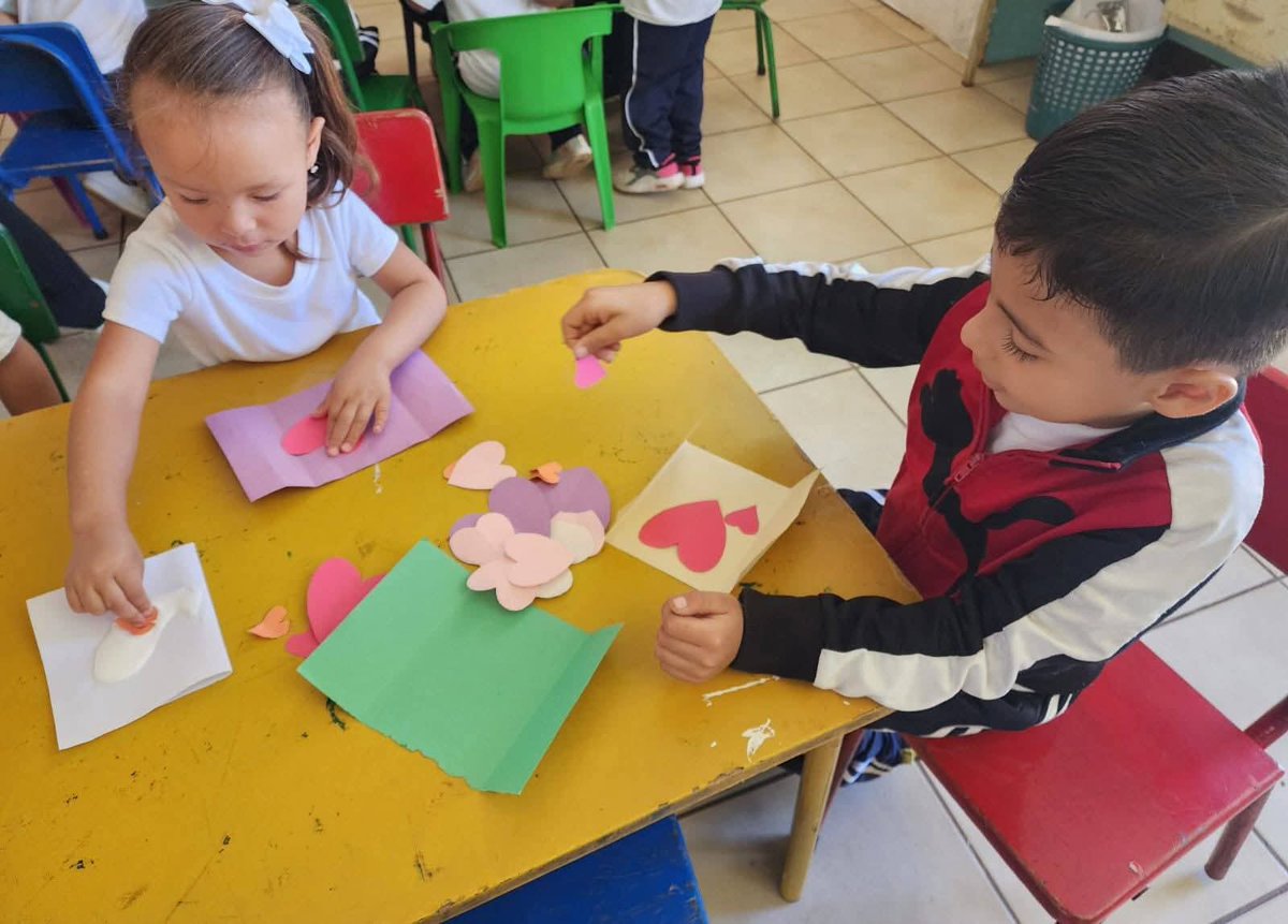 Pequeñas manos, grandes creaciones en Carazo 💌✂️

Con ese lema, la niñez de los CDI elaboró manualidades y tarjetas por el Día del Amor y la Amistad.

Desde la infancia se fortalecen la creatividad, las habilidades artísticas y el compañerismo ✨🤝