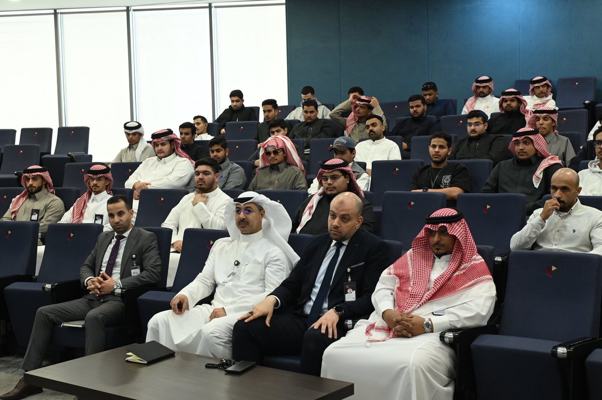 جانب من اللقاء التعريفي لتهيئة الطلبة المستجدين، الذي يسهم في دعم مسيرتهم الجامعية بثقة وتميّز.