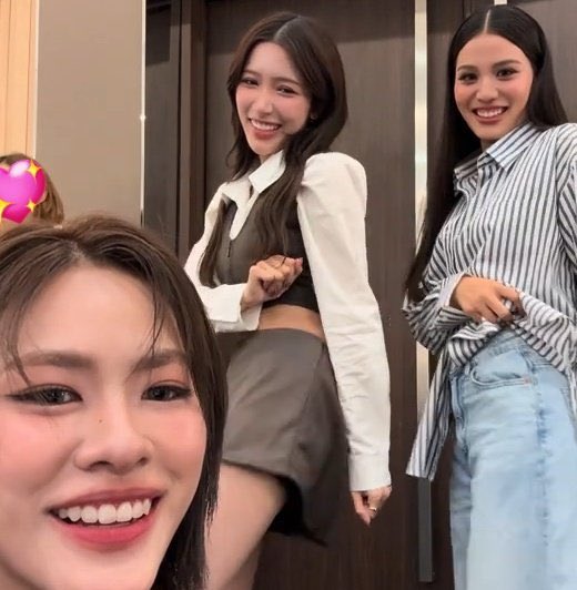 lisoouttedz's tweet image. incrível que a gmmtv é uma grande família né

aqui tem mães, irmãs , nora , avós, cunhada