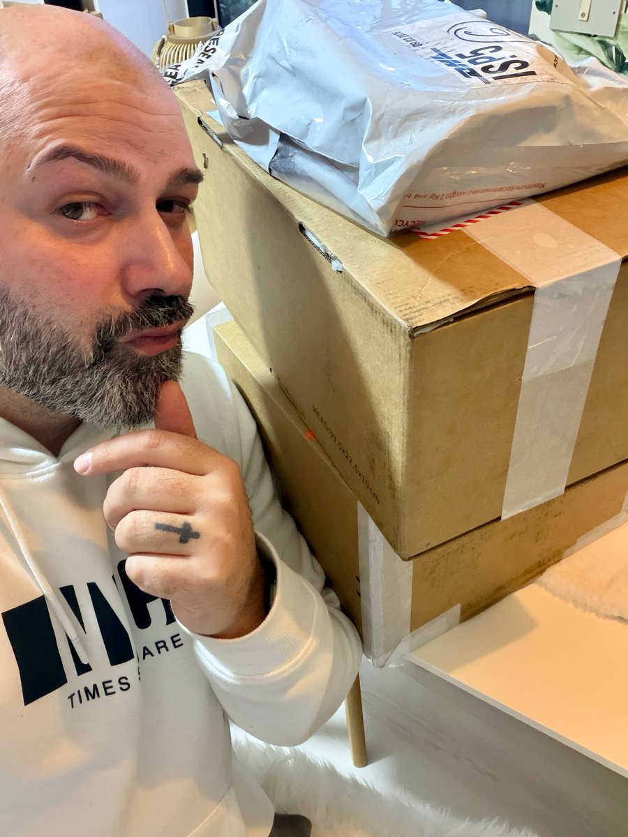 MikyAncona's tweet image. Festeggiamo i 200K con pacchi appena arrivati… dentro ci sono le novità tech del momento 👀 presto tutto su mikyancona.com

#MikyAncona #TechNews #TechUnboxing #StayTuned #200K