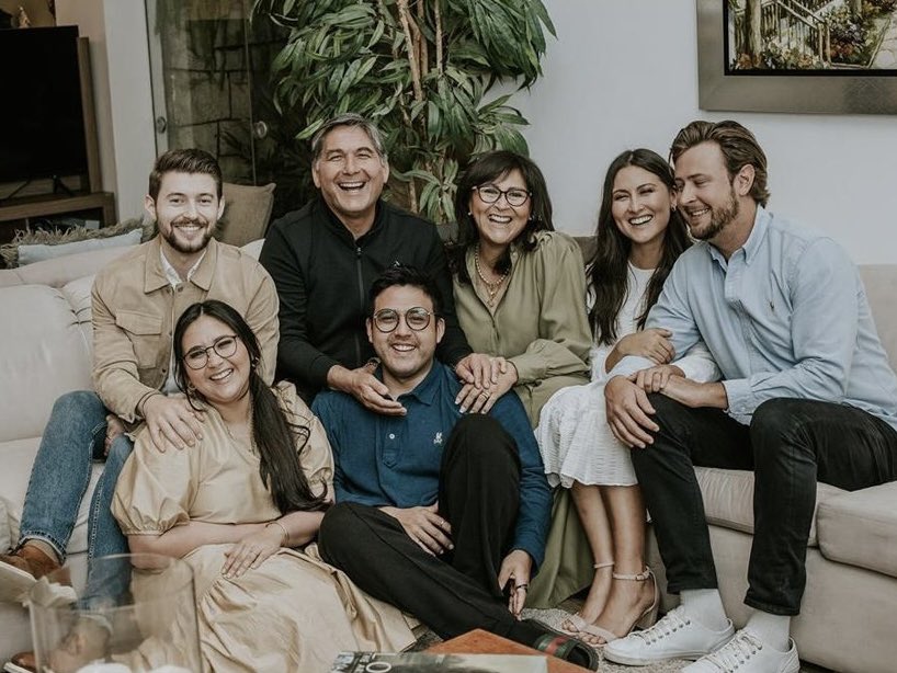 Humildes no se ven, ¿cuánto ganará este grupo de pastores? ¿Cuánta plata le sacarán a gente pobre que necesita encontrarse con Dios? ¿Pagarán impuestos? Para colmo, tienen una ONG 💸