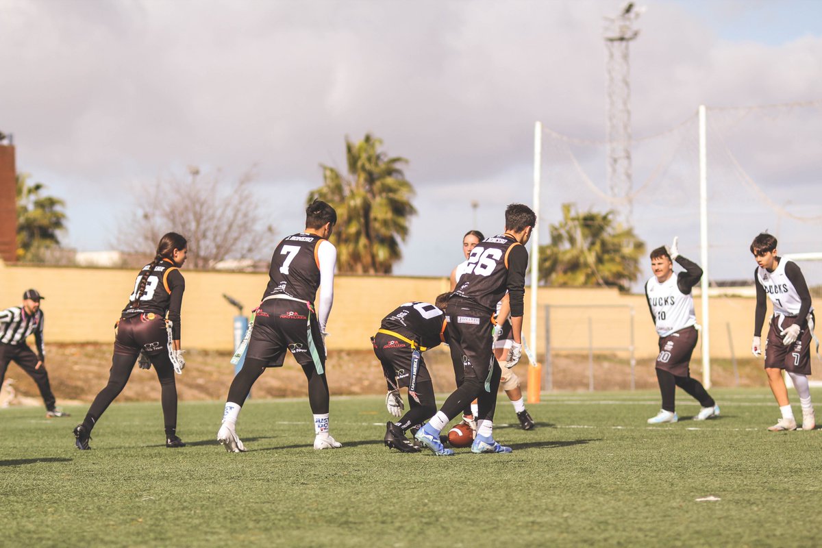 ExtremaduraFAFF's tweet photo. 📝🏈 Black Storks empieza dominando en la III LFFE SUB17 y Ducks en la I LFFE Femenina:
🚸
#WhiteStorks⚪️ 22-38 #BlackStorks⚫️
#Ducks🐣 33-12 #WhiteStorks⚪️
#BlackStorks⚫️ 34-8 #Ducks🐣
♀️
#WildStorks 0-33 #DucksFemenino🦆
🔗https://t.co/aMKKQRTMfM https://t.co/ZTK07fSyWl