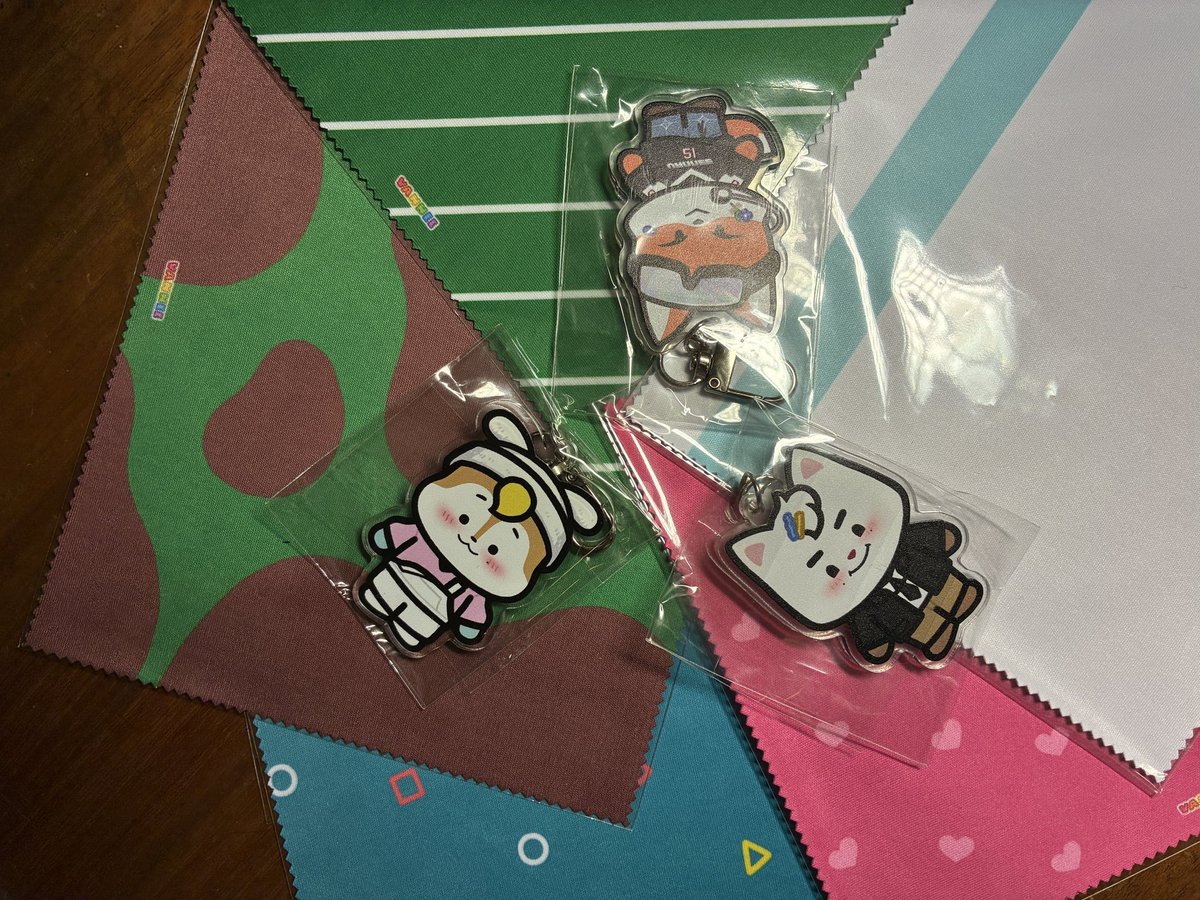 我終於親自拿到 #VANNEE 的全套小被被啦~~ 
謝謝 <a href="/MEJEworks/">MEJE works</a> <a href="/whtdrgon/">김동은WhtDrgon.</a> 對這個遊戲投入的心血
讓我來看看要把它怎麼改造成娃的裝備!!