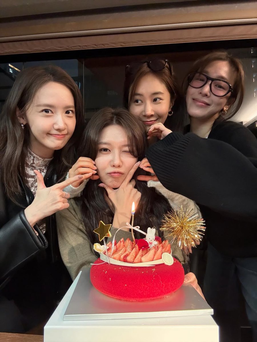 yoonabjhksg's tweet image. It's just a picture why are you crying?

The picture: