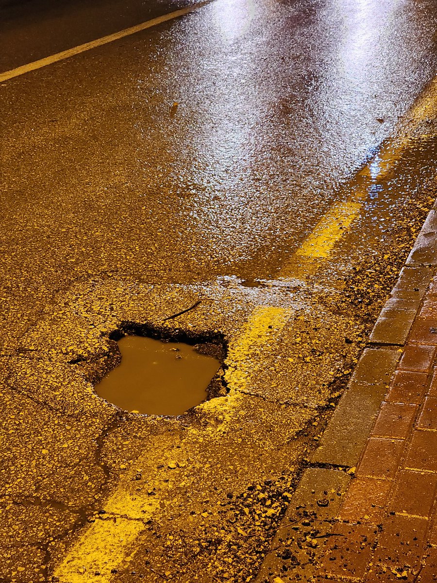 ebupeker's tweet photo. Nilüferin merkezi Beşevlerde bu denli derin ve keskin çukur olmamalı ya. 30km/h gibi komik bir hızda bile düştüğüm bu çukurdan lastiğim parçalandı, jant dahi ezildi. Akşam vakti ve yağmurda yolda kaldım.Bu ekonimide bu masraf @NiluferBel @bursabuyuksehir @sadiozdmr @mustafabozbey https://t.co/9H6DVYW5kG