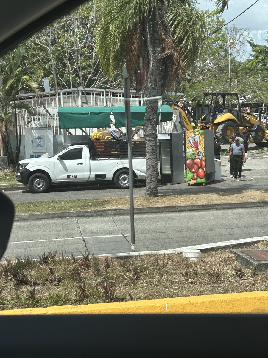 jjsanjur's tweet photo. La niña malcriada, que se cogió de alcaldesa en San Miguelito, tirando abajo, un negocio que debe tener por allí unos 20 años, dos patrullas con antimotines del otro lado de la acera, qué desperdicio. https://t.co/7vl90PCsjv