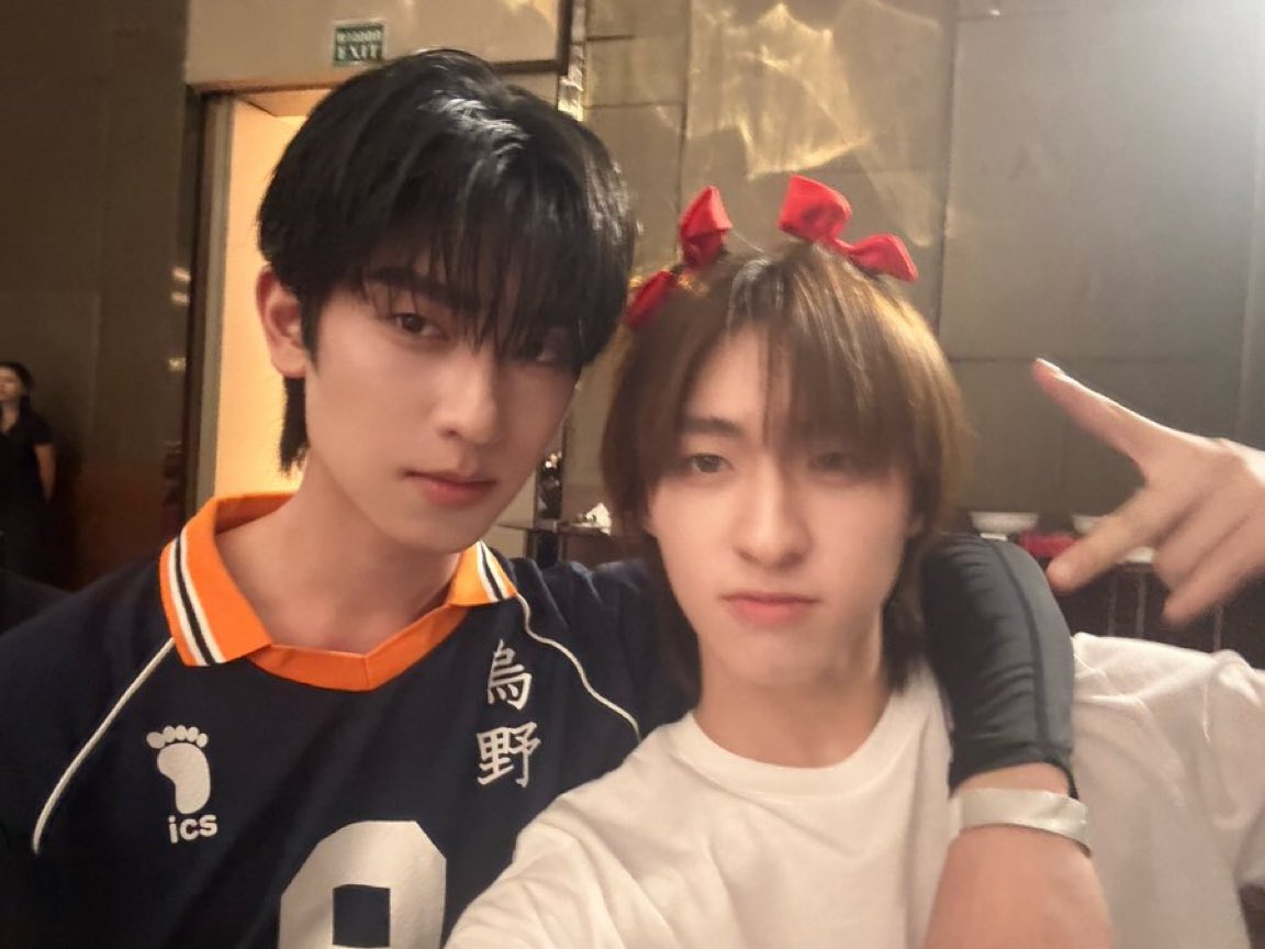 ppoetpy's tweet image. มีมวลหลายอย่างแต่ยังพิสูจน์ไม่ได้ว่าเกิดอะไร คนพี่หล่อคนน้องเขาติดโบว์แดงน่ารักจิม

DMD UP TO U PARTY 2026
#DMDNEWYEARPARTY2026
#ThomasKong #โทมัสก้อง