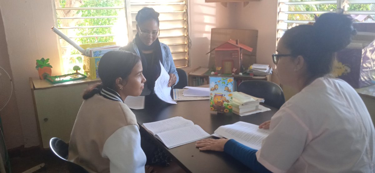 MatildeCar473's tweet photo. "Cada día es una nueva oportunidad para aprender.” En nuestra institución, se incorpora a los salones, la estudiante de la escuela pedagógica Rubén Martínez Villena, para interactuar en las actividades del proceso educativo. @DiazCanelB @CubaMined @naimatrujillob @yarobyalvarez https://t.co/Rdv38wHKZn