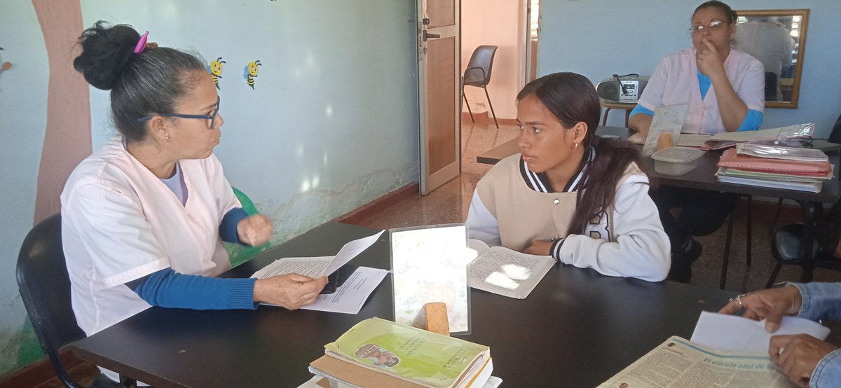 MatildeCar473's tweet photo. "Cada día es una nueva oportunidad para aprender.” En nuestra institución, se incorpora a los salones, la estudiante de la escuela pedagógica Rubén Martínez Villena, para interactuar en las actividades del proceso educativo. @DiazCanelB @CubaMined @naimatrujillob @yarobyalvarez https://t.co/Rdv38wHKZn