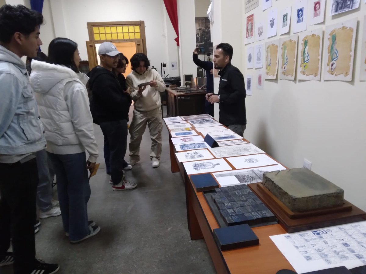 museotipnac's tweet photo. El Museo de la Tipografía Nacional recibió a estudiantes de la Facultad de Arquitectura y Diseño de la Universidad Da Vinci de Guatemala, quienes conocieron los procesos de impresión y corrección de textos de la Imprenta Nacional mediante un recorrido interactivo. https://t.co/sz9AjrHELu