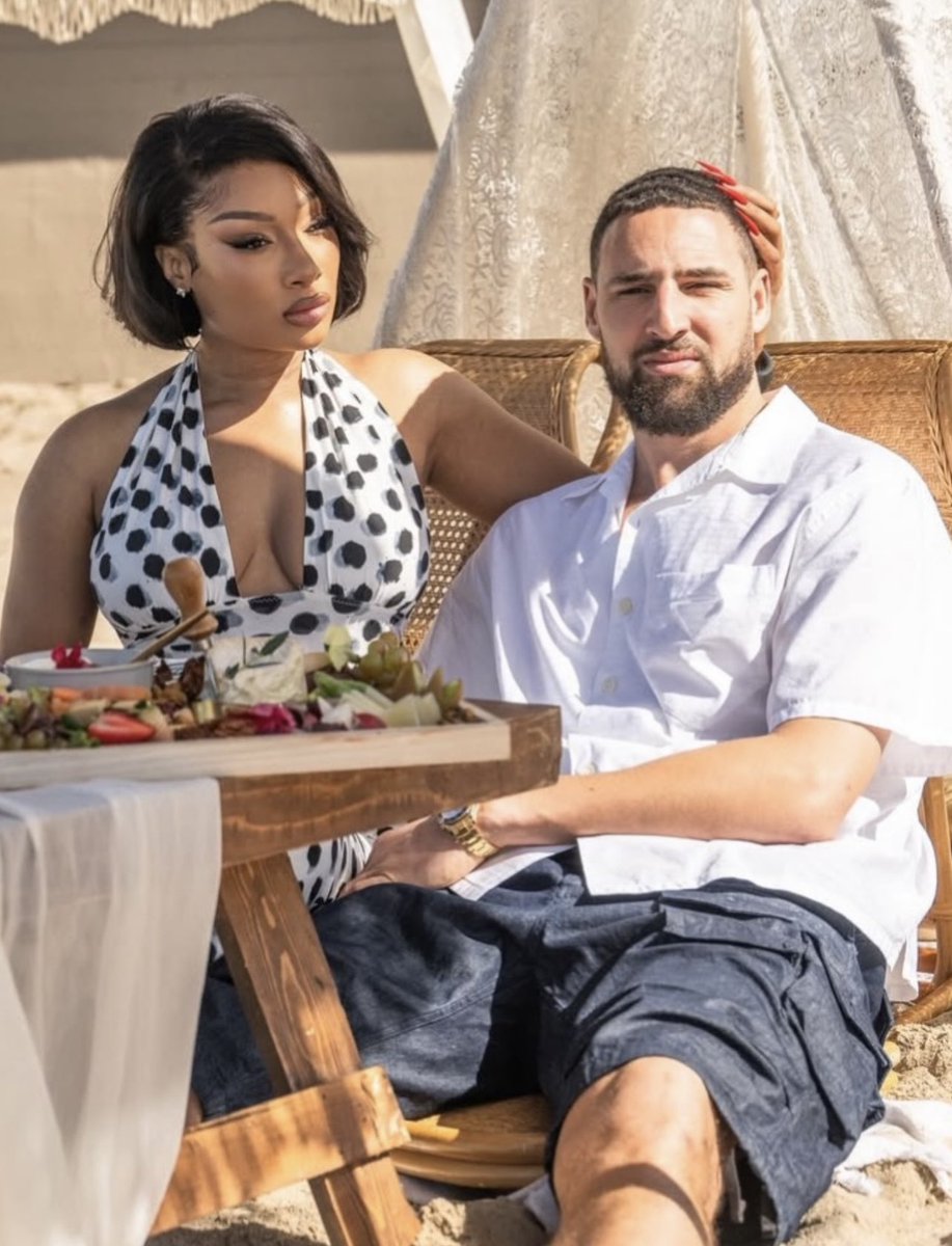 queen_stallion1's tweet image. Megan with Klay’s parents and the pic with Megan and her man on the beach😩❤️❤️