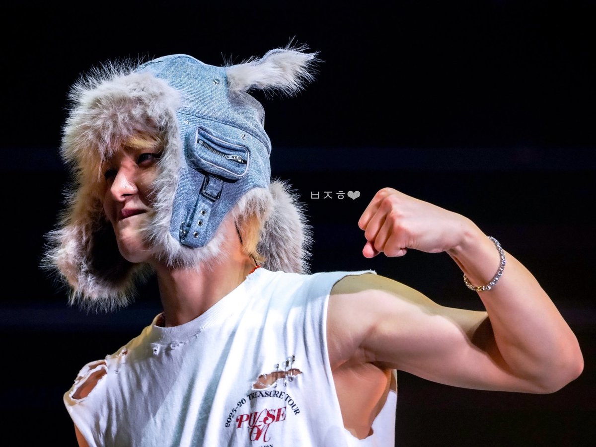 Let me sniff and lick sir🤤