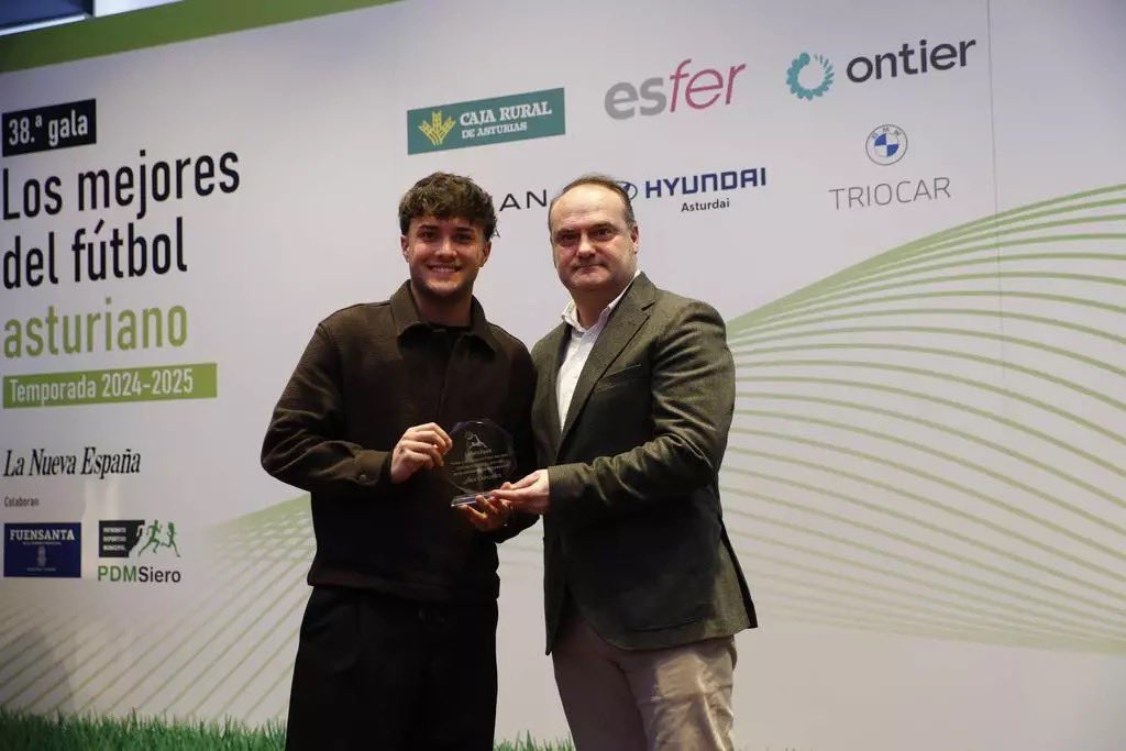 📸⚽️ LNE entregó ayer los premios del fútbol asturiano de la temporada pasada. 

🏅 Borja Rodríguez, mejor jugador del #Caudal.
🏅 Roberto Jara, portero menos goleado de Tercera.
🏅 Álex González, mejor jugador del Titánico.
