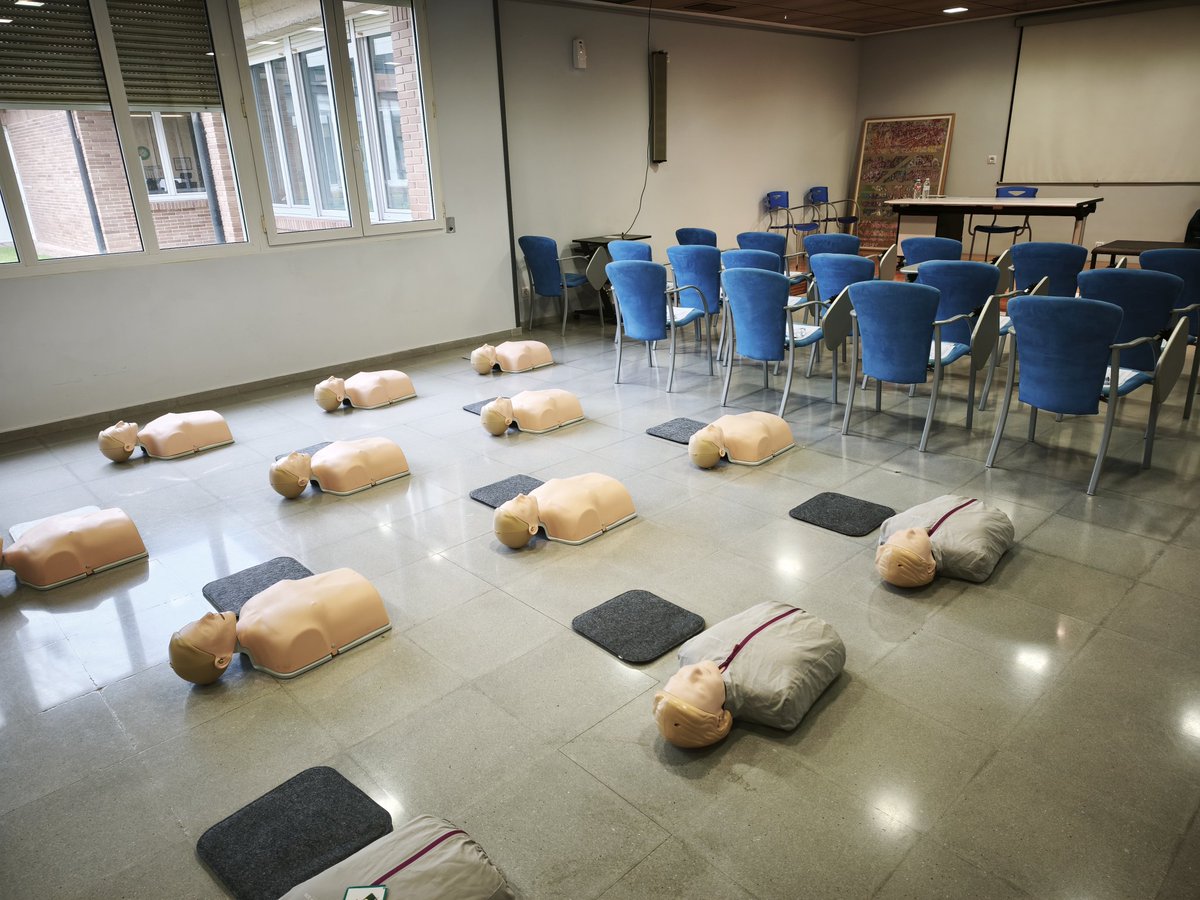 FOREMERCANT's tweet photo. 16 alumn@s,16 muñecos de última generación con software de  feedback y calidad de RCP, 16 mascarillas individuales tipo pocket mask, 8 desfibriladores diferentes de las principales marcas, 2 instructores acreditados y muchas ganas de aprender y enseñar a salvar una vida
"Gracias" https://t.co/NjpKKmZWna