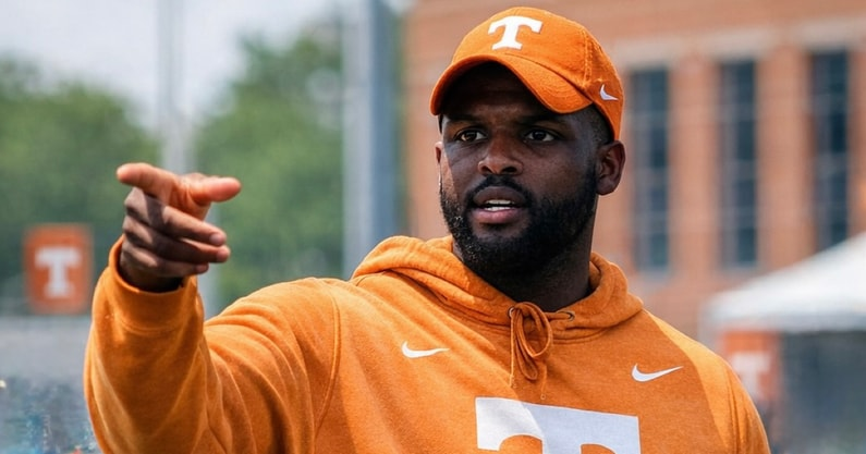 PeteNakos's tweet image. The Rams are hiring Tennessee cornerbacks coach Michael Hunter, sources tell @On3. 

Recently joined the staff after spending two years as an assistant DBs coach at Ohio State. @mzenitz first. 

on3.com/boards/forums/…
