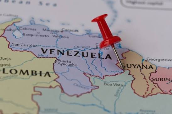 CoeurDeCresson's tweet photo. @KristiNoem Are you still yelling the old battlecry "#BuildThatWall"? 🤨
WHERE ARE YOU CONSTRUCTING IT NOWADAYS? BEYOND VENEZUELA'S APPROACHES? 🤬
https://t.co/tCpUChl268 Fυck off, #AmericaNazis! https://t.co/uDCcdifd36