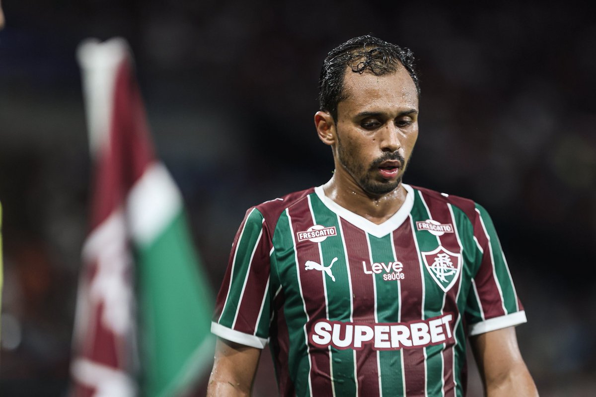 olaranjaoficial's tweet photo. O Murilo Benício dos jogadores de futebol. O homem que mantém SEMPRE a mesma expressão facial.

Infartando, fazendo gol, levando uma facada ou comemorando um título, sua face segue a mesma. 

Enfim, nos despedimos do sr. Vinícius Moreira de Lima. 

Boa sorte ao MEI! https://t.co/Vw3t3kJw3b