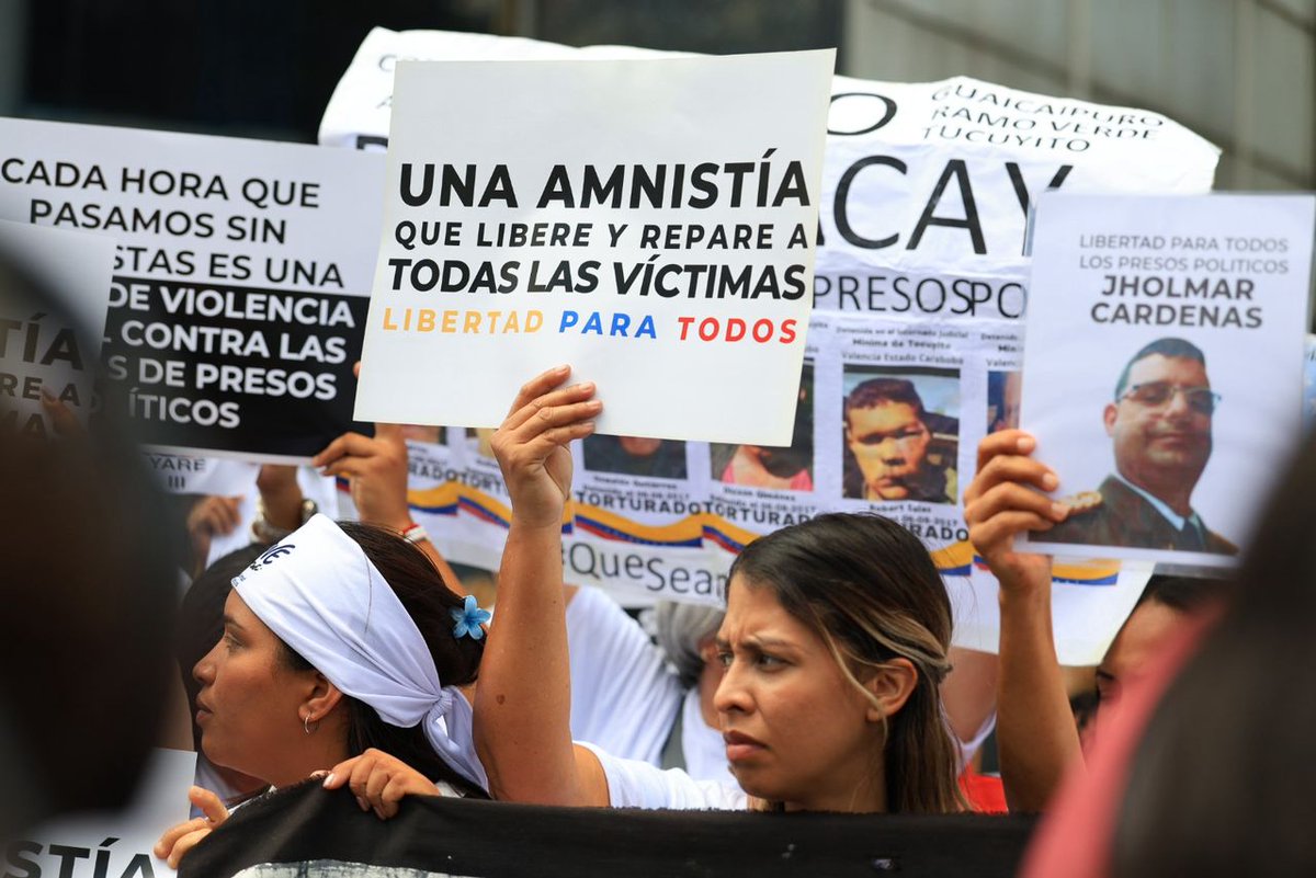 Gbastidas's tweet photo. Fotos que llegan desde el centro de Caracas, lugar vetado por años para manifestaciones opositoras.

Hoy #10Feb las valientes familias de los presos políticos protestaron allí, frente al Palacio Federal Legislativo, para exigir la liberación de todos los que están detenidos arbitrariamente por razones políticas.