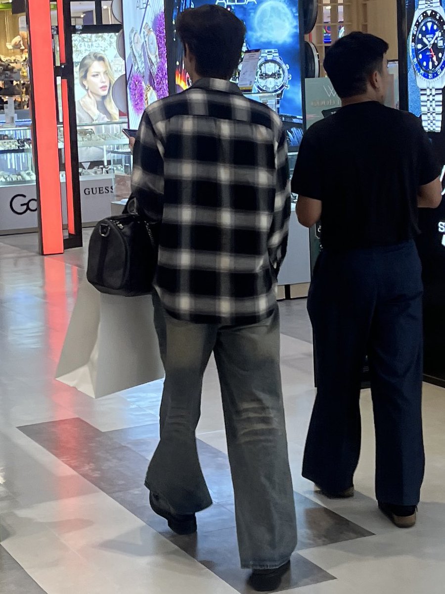 เขานิสัยดีนะ ดูเฟรนลี่มากๆ เพราะนี่ตอนเห็นน้องเดินมา ยืนสตั้นไปหลายนาทีเรียกชื่อน้องในใจ “เติ้ลๆๆๆ” แล้วเหมือนว่ามีคนมองน้องเลยหันมาสวัสดีครับ แล้วยิ้มให้อีก ขอบคุณมากๆๆนะที่ทักทายก่อนด้วยซ้ำ แสนดีอะ 😭😭🫳🏻
#TLE_mtm