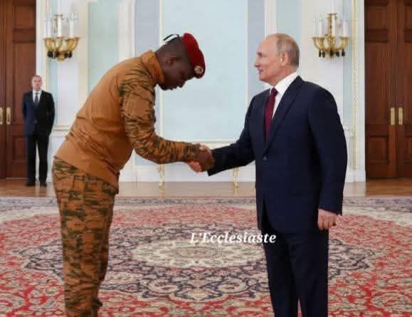 Abidjanpost225's tweet image. Une image, mille mots. 
L'esclave et son maître 🤣