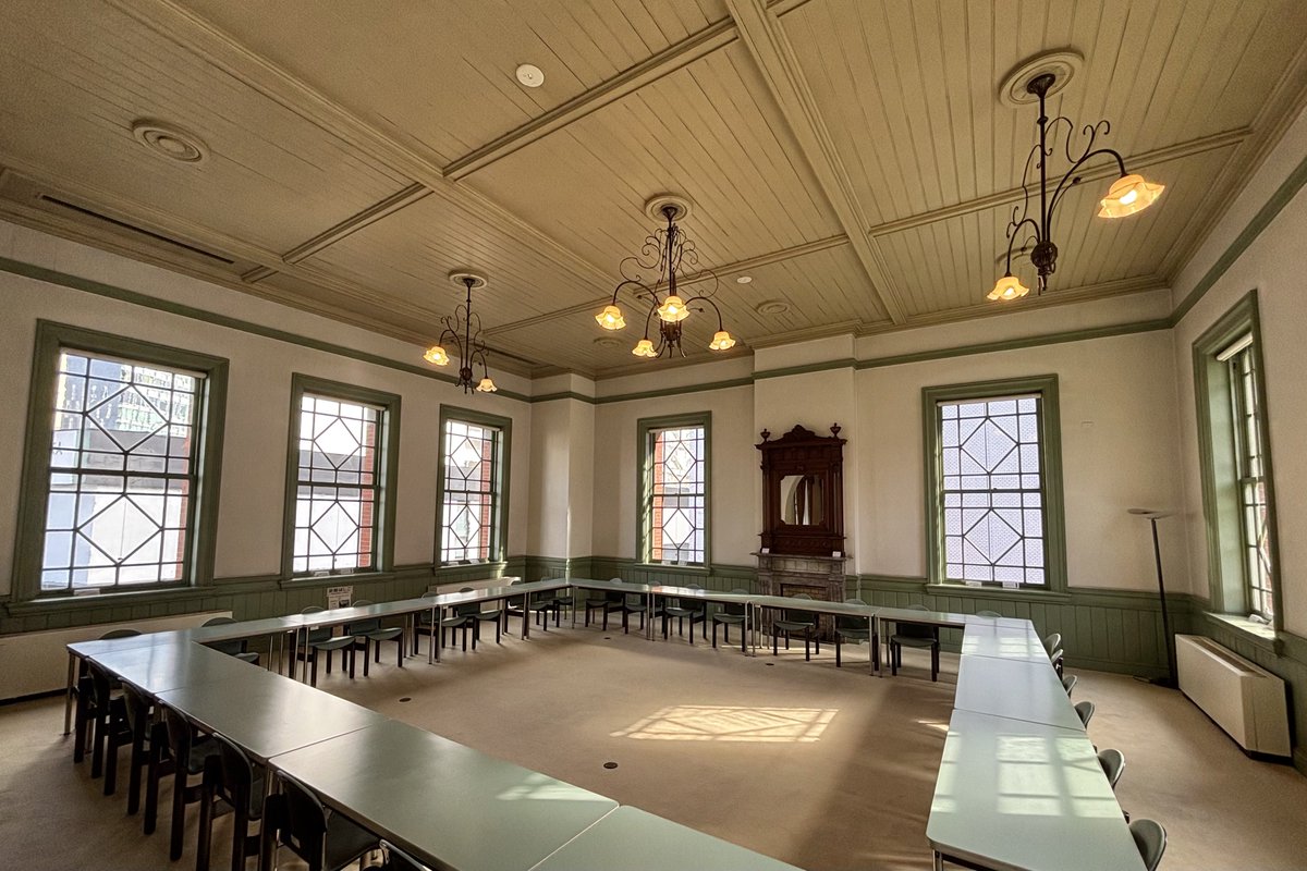 福岡市•天神の「旧日本生命 九州支店」、玄関口の意匠も凝っています。館内の各部屋はやや複雑な配置で、塔屋へと続くしなやかな螺旋階段や、広々とした旧会議室なども見事でした！

現在はカフェやエンジニアの交流施設としても活用中。次回は「旧福岡県公会堂貴賓館」(1910年)も見学したいですね！