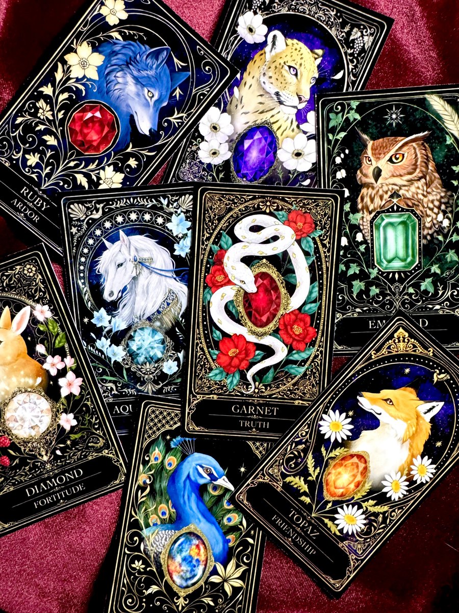 宝石シリーズ描いていた時に、この絵柄でオラクルカードが欲しいというお声を結構頂いたので、再編集しながら地味に進めている。
描いてきた12枚以外にも種類増やすつもりなので、今年中に形になればいいな〜🥰