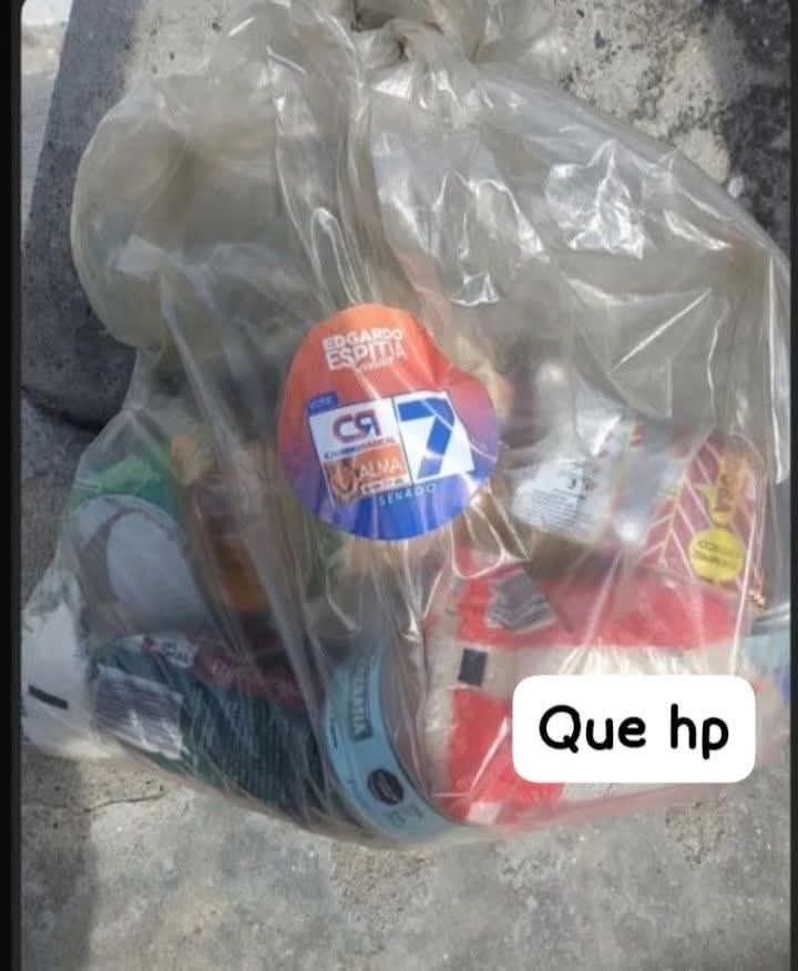 Pedroelgrande74's tweet image. Increíble que estén cogiendo las ayudas para los damnificados por la ola invernal en Montería y Córdoba y le estén poniendo logos políticos para hacerlas ver cómo si fueran de ellos.