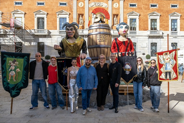 TGNcultura's tweet image. Els elements efímers de la Bota, el Ninot i la Ninota es planten a la plaça de la Font. 👹

La temàtica sobre Tàrraco i els vestits amb les figures intercanviades, els protagonistes d’aquest Carnaval 2026. 🙌🏻

ℹ️ Més informació a tarragona.cat/cultura/festes…
