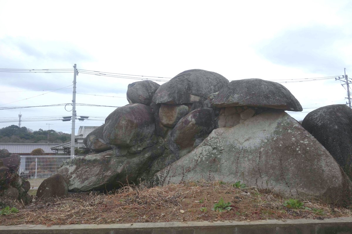 剥き出しの古墳石室が水陸両用MSにしか見えない。